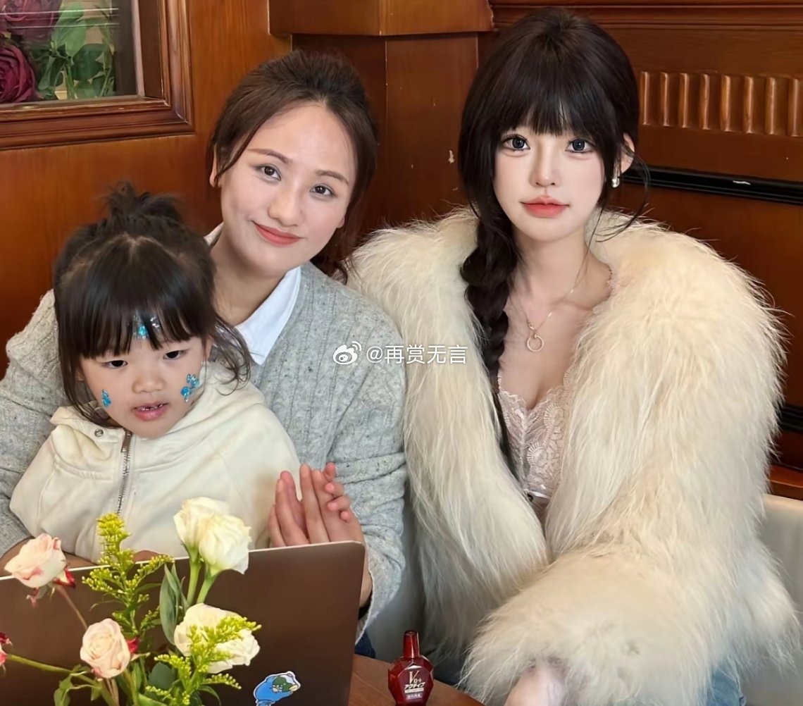 50岁的婆婆看着像30岁！奶奶、儿子、孙女同框，愣是看不出是祖孙三代！婆婆和儿媳