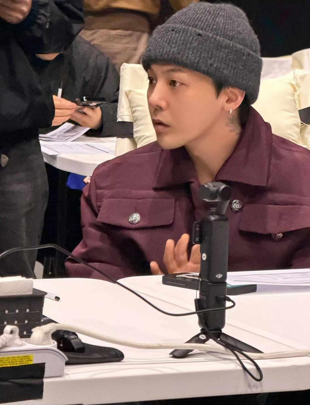 权大人的工作日常～～～
认真工作的龙权志龙 帅出高级感 请停止散发魅力 潮男 明