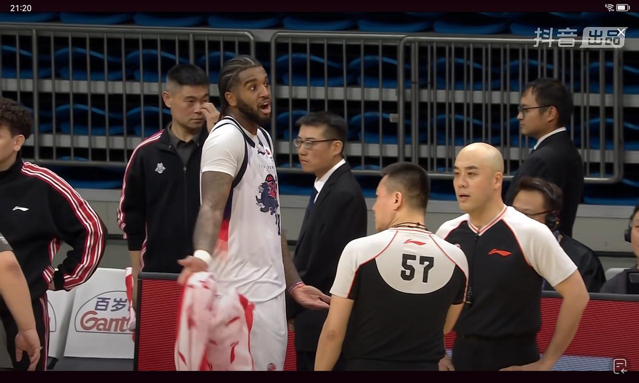克里斯的臭脾气惹是生非，平白无故肘击抢篮板的徐昕，一个动作累积2技犯+1违体
