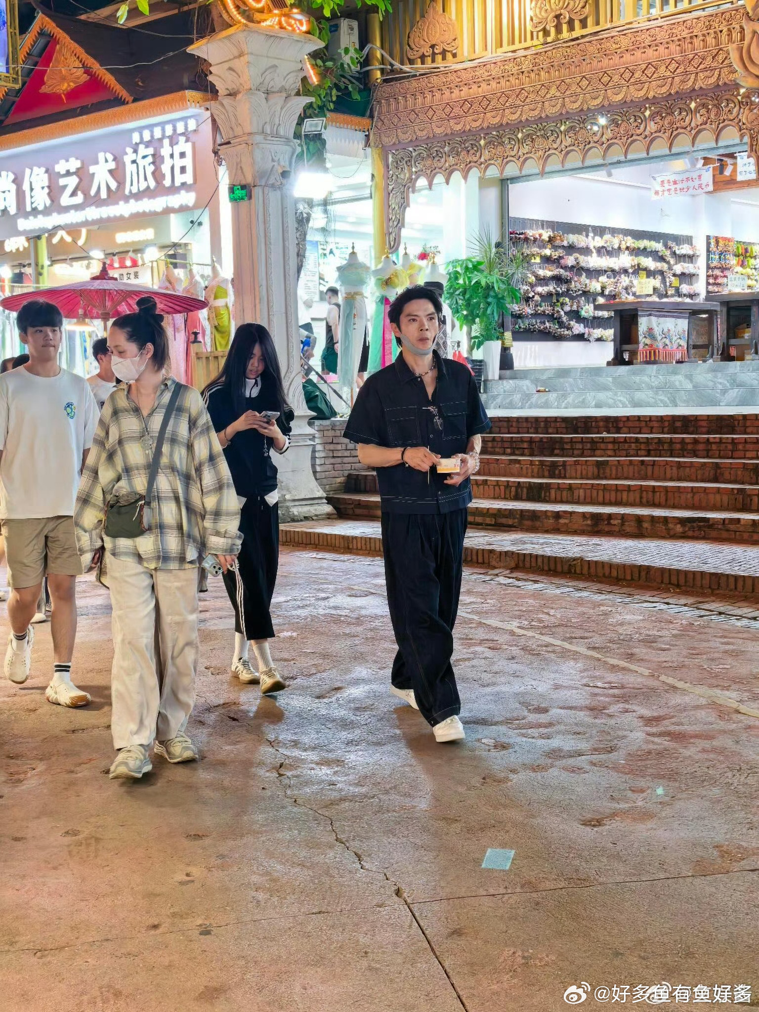 云南偶遇向佐郭碧婷 这场家庭旅行格外暖心，为了陪伴郭碧婷的父亲散心，一家人齐聚云