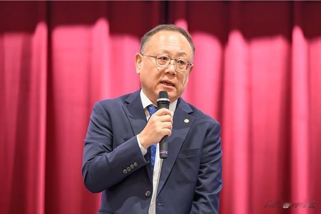 台湾高铁董事长史哲27日出席股东常会。
台湾高铁25日发生号志讯号异常，罕见因设