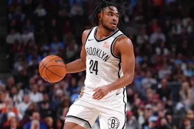 托马斯：我场均24+3+4拿个2500万不过分吧！我还那么年轻。
NBA球队老板