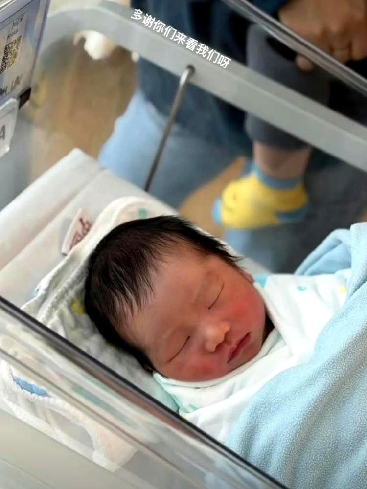 34岁的黄镇廷在多哈夺冠，同时喜提二胎儿子，真就事业家庭两开花。一边是赛场逆转韩