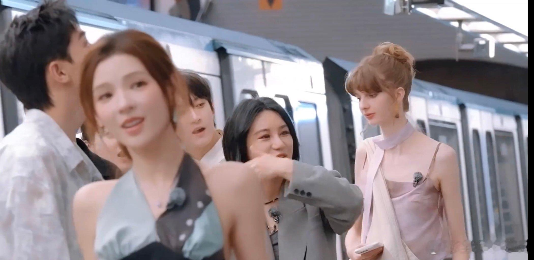 张予曦巴黎地铁街拍巴黎合伙人 巴黎地铁藏着张予曦的神颜街拍！打卡宣传海报时，大家