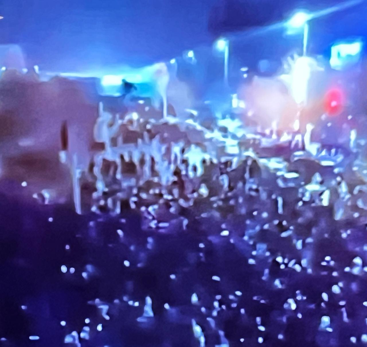 首都德黑兰已经看不到军警了，只有抗议游行示威的人。火光冲天。