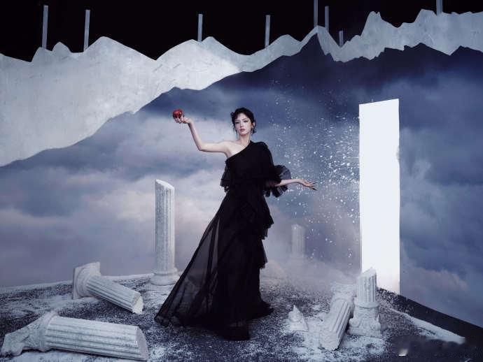 周也魔法女巫周也这次的魔法女巫 look 一出来，氛围感直接戳到天灵盖！根本不用