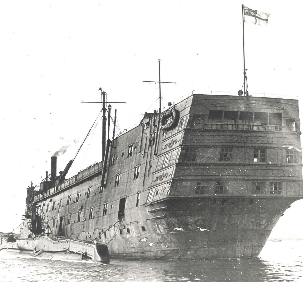 1905年下水的“埃克斯茅斯”号（HMS Exmouth），这是一艘钢壳训练舰，