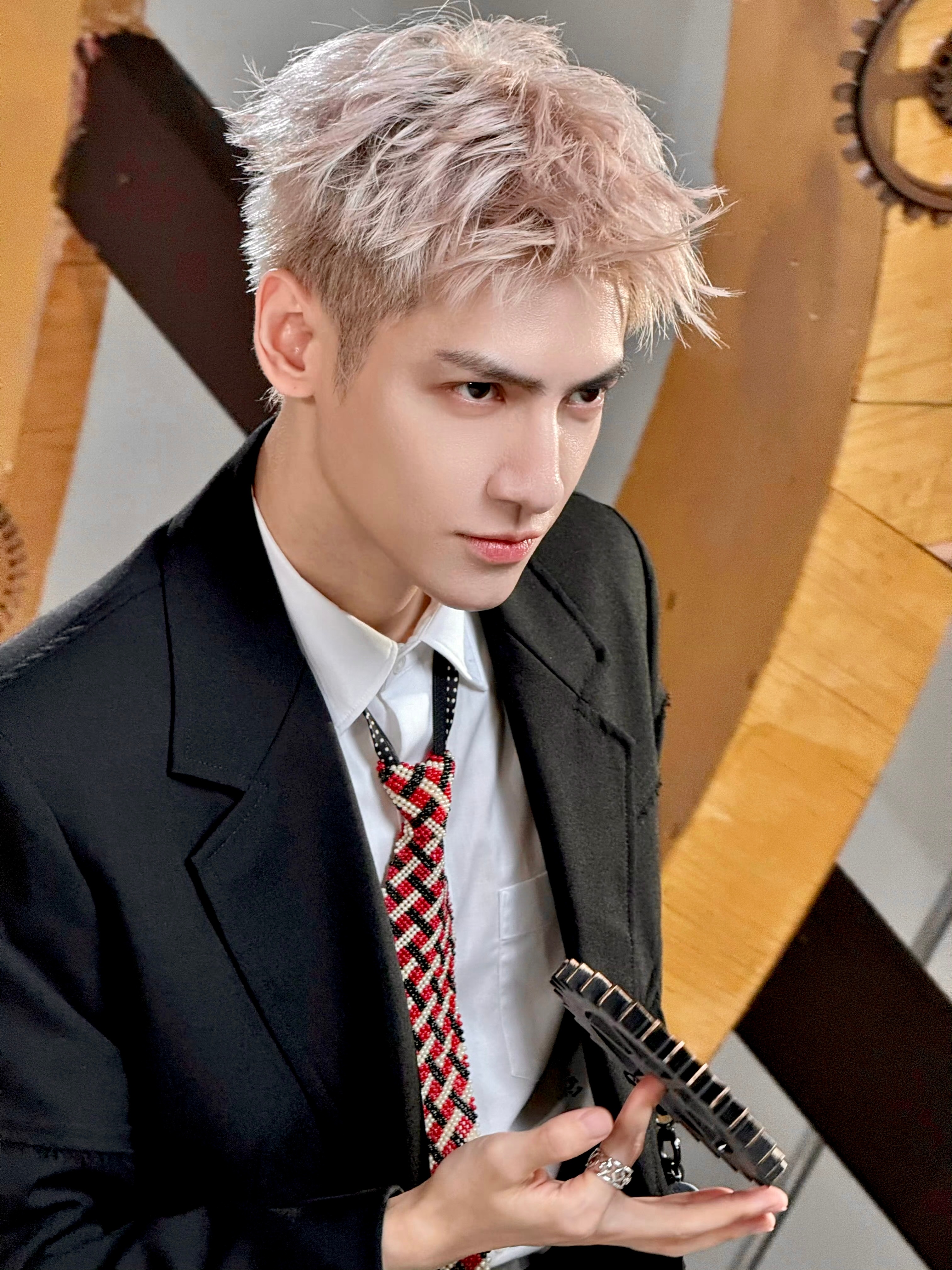 谁懂这张 感觉下一秒手里的齿轮就要挥我头上了 校霸校霸能不能别打我我愿意跟着你做