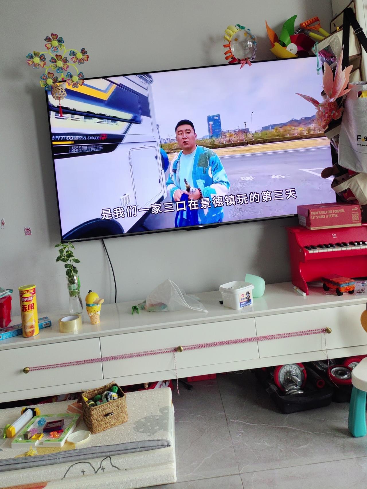 当大多数人的生活被钢筋水泥框定，有这样一家三口，把家安在了车轮上，开着房车，带着