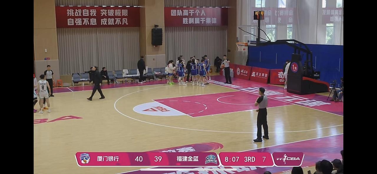 江苏青年女篮球员陆紫薇伤退！

就在今天上午10:00开始的WCBA季前赛比赛中