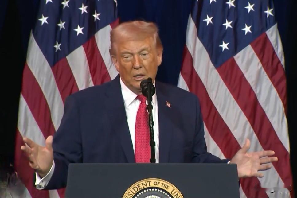 特朗普一谈拜登，嘴就跟淬了毒似的。

在白宫举行的例行记者会上，美国总统特朗普在