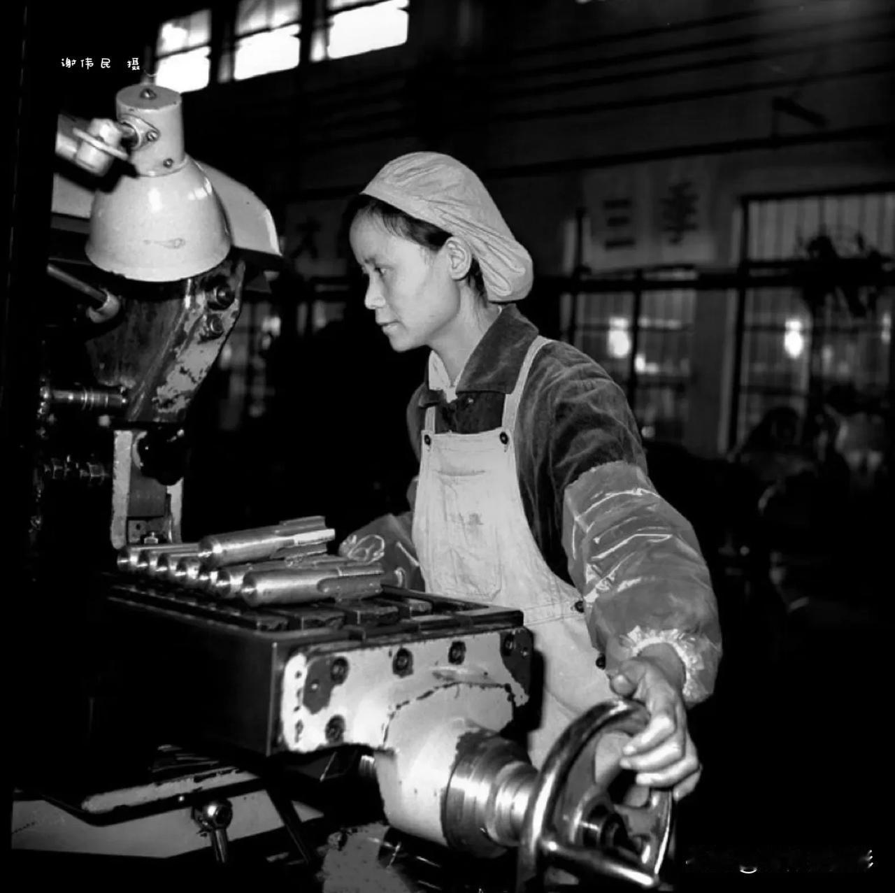 #谢伟民老照片#  1979年10月。上海工具厂女铣床工。（ 海鸥4型相机拍摄 
