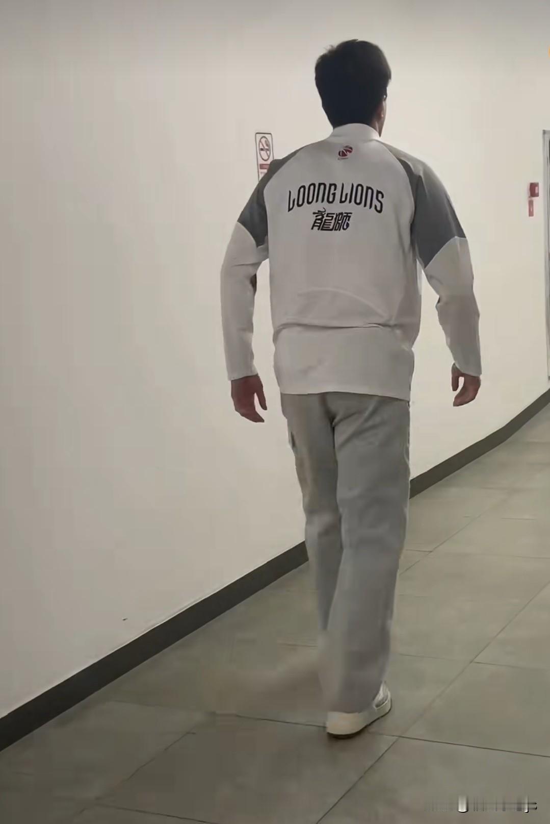 昨晚，郭艾伦现身主场，为球队战友呐喊助威，神情畅快、气场拉满，这一幕瞬间戳中人心