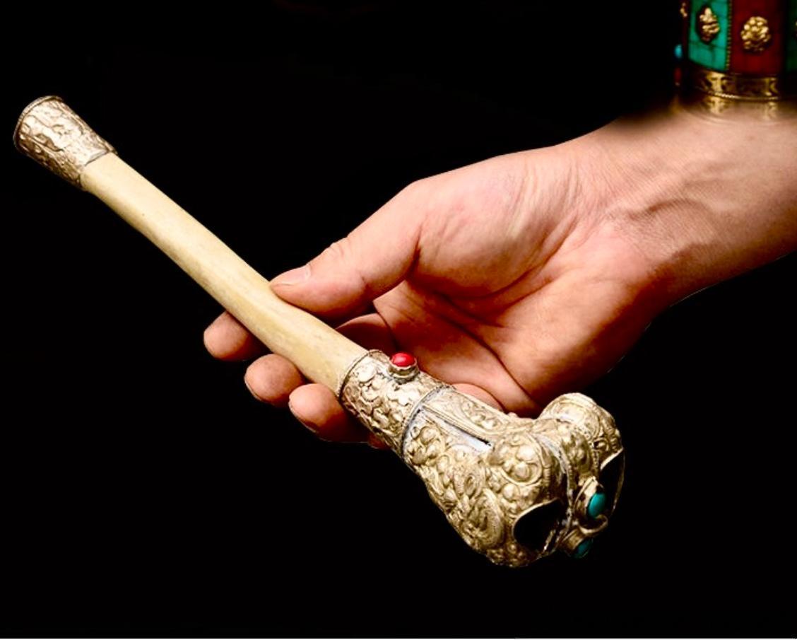 骨笛（王立新）请用呼吸询问这根骨头血干枯后的呜咽一点点就惊动了那些敏感的心灵当肉