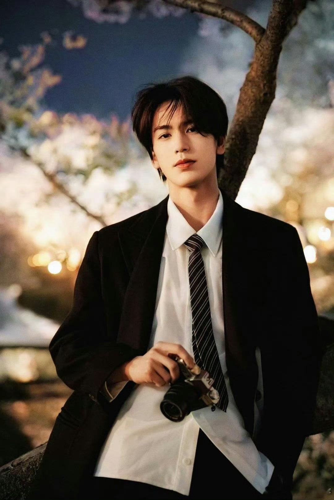 张凌赫人生镜头上新张凌赫每次亮相都让人眼前一亮。这颜值、这气质，妥妥的吸睛利器，