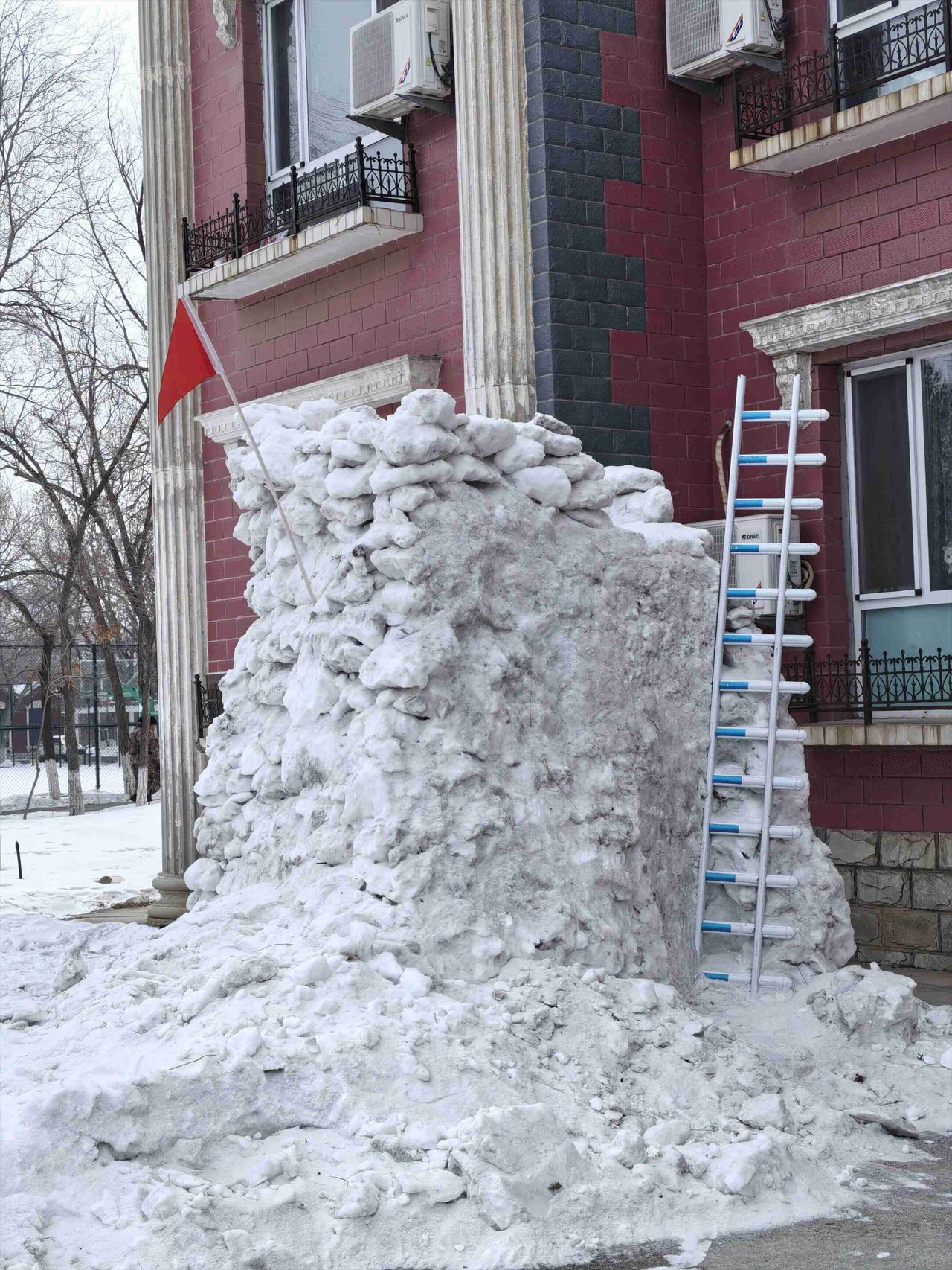 今日状态：😁 轻松愉快

此刻天气：☀️ 晴朗明媚

年味渐浓，街道缀满彩灯，