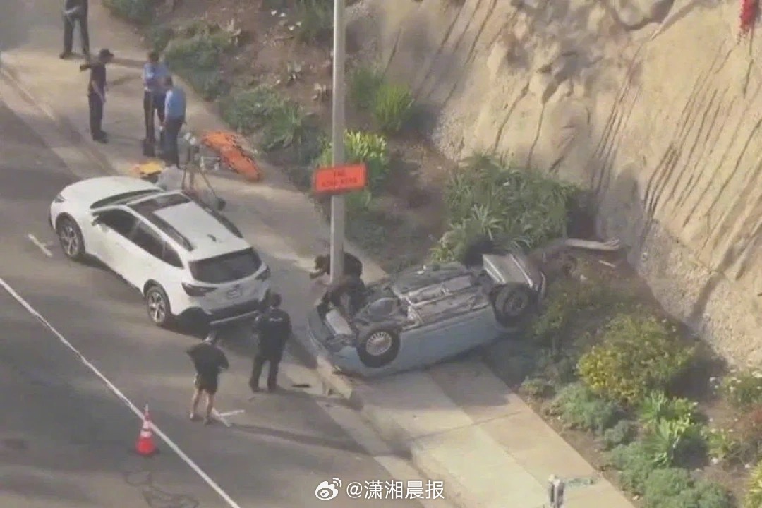 【#美国男子指导女儿开车发生意外身亡#，#女孩练车误踩油门致父亲当场身亡#】近日