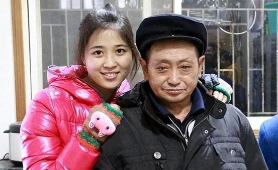 1990年，重庆36岁光棍在冬夜里捡到一名女婴，含辛茹苦把她拉扯大，28年后男子