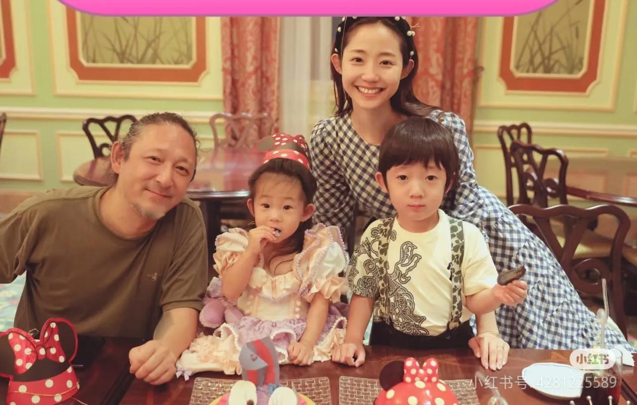 原来还是万千惠主动倒追大25岁的音乐人三宝，她曾说过谈恋爱的时候吃饭全是她付钱，