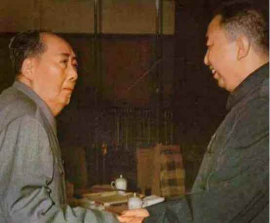 1976年，毛主席去世，当华国锋赶到中南海时，毛主席已无呼吸，情急之下，华国锋迅