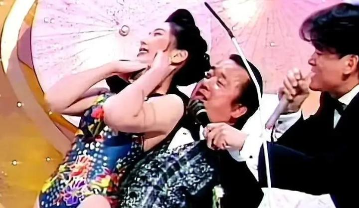 1995年，一位22岁的台北姑娘，在千万观众注视下，当面斥责曾志伟：“你又矮又胖