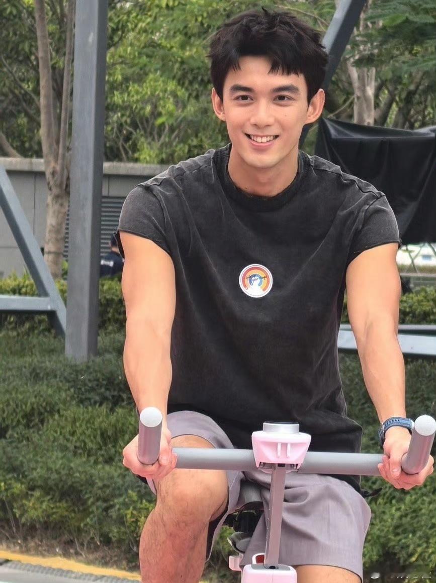 #吴磊机械感boy#我疯狂尖叫！！！永远吃吴磊的颜值，真的太帅了！ ​​​