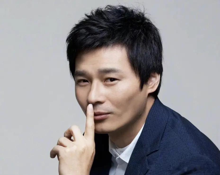 李毅解说比赛半场被换！媒体人：一个中国退役球员教世界球星踢球近期，前国脚李毅在解