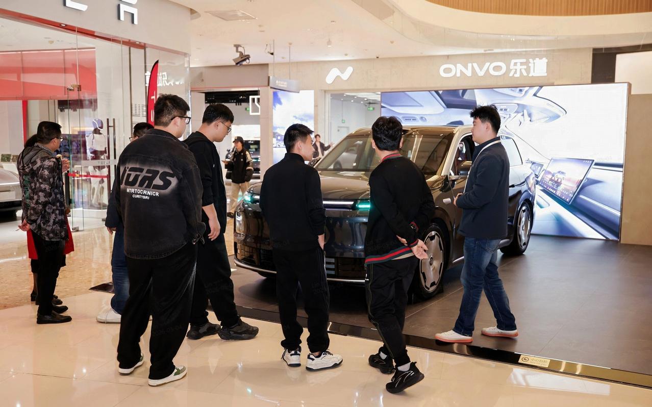 实拍零跑五一门店：到底哪款车型卖疯了？
今天中午12点半，我路过零跑门店，进去看