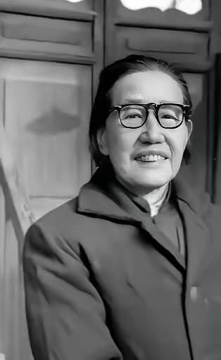 一个马家军退伍连长，把红军母子藏进自家柴房，一藏就是12年。

这事搁在当年，说
