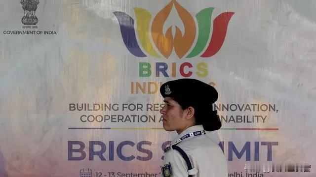 加纳外交部长表示，加纳内阁已批准提交正式申请，申请加入金砖国家。
他强调，这一决