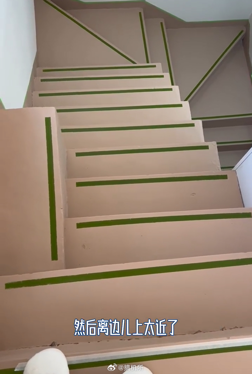 第一次见反向装修的 感觉问题出在楼梯上，每个台阶的长宽高都不一样，又窄又紧凑，稍