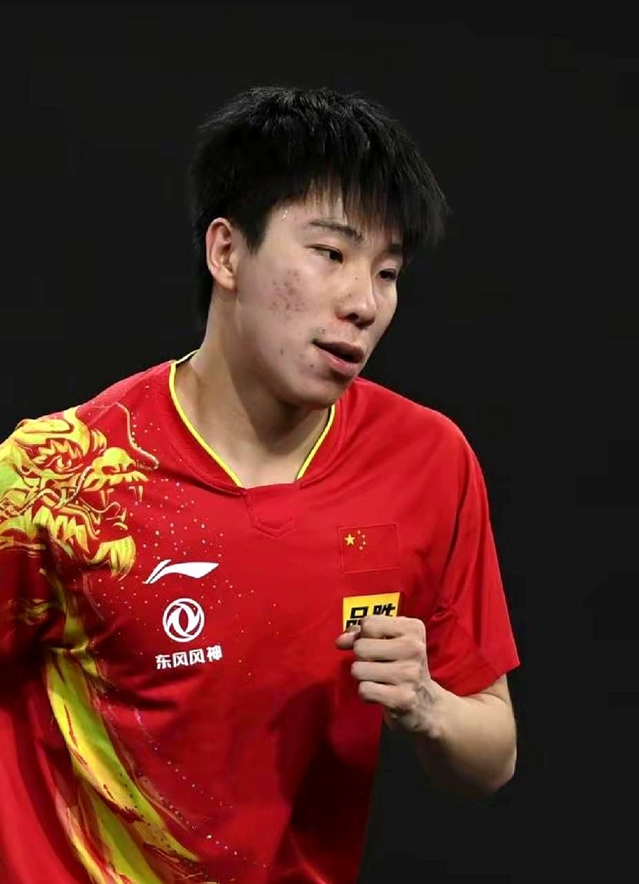 徐瑛彬拿了国乒直通赛首胜，全网网友却慌了。
从16名边缘选手里杀出来，小组第一