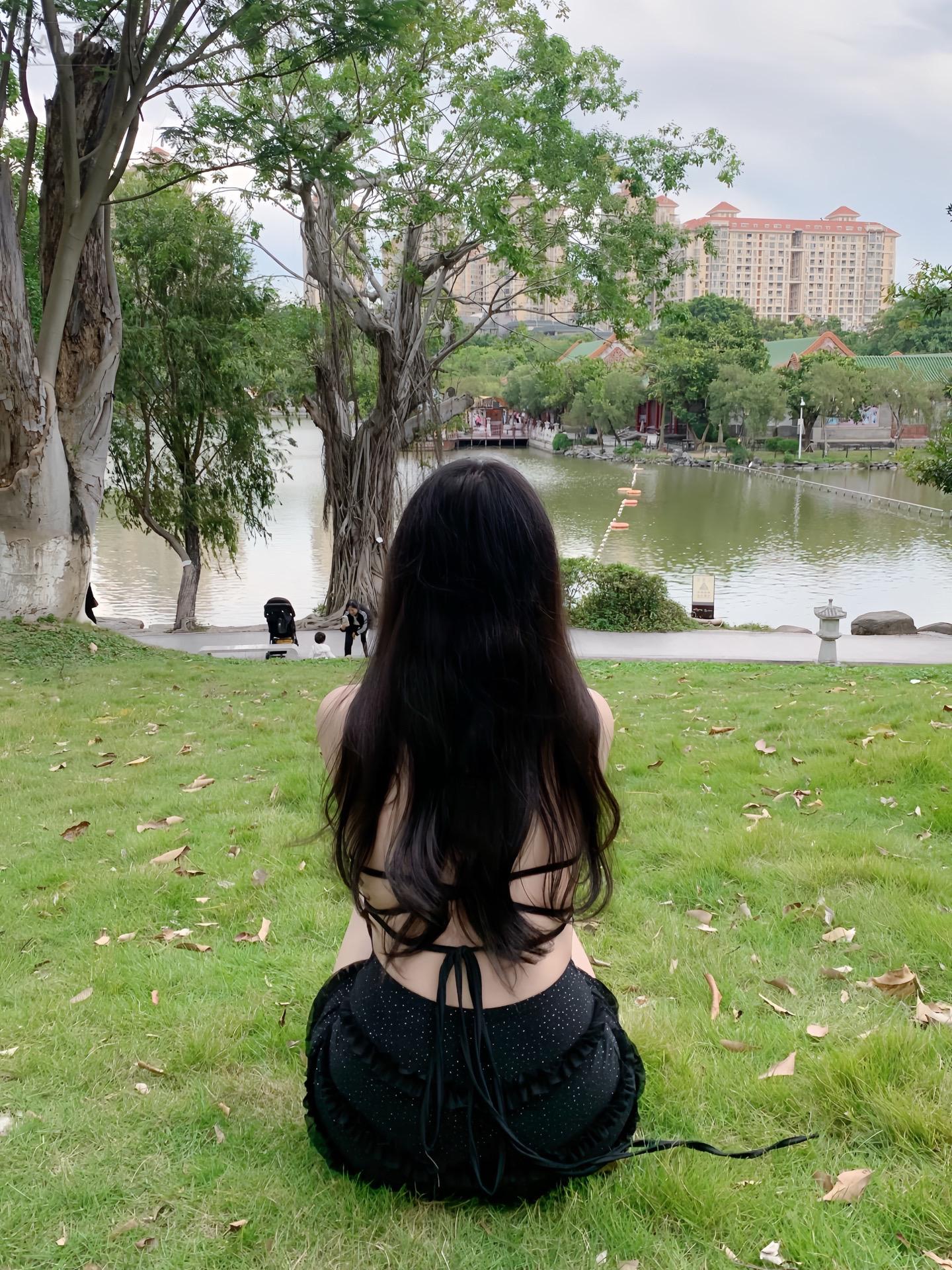 她也会接吻的时候故意咬你的嘴吗