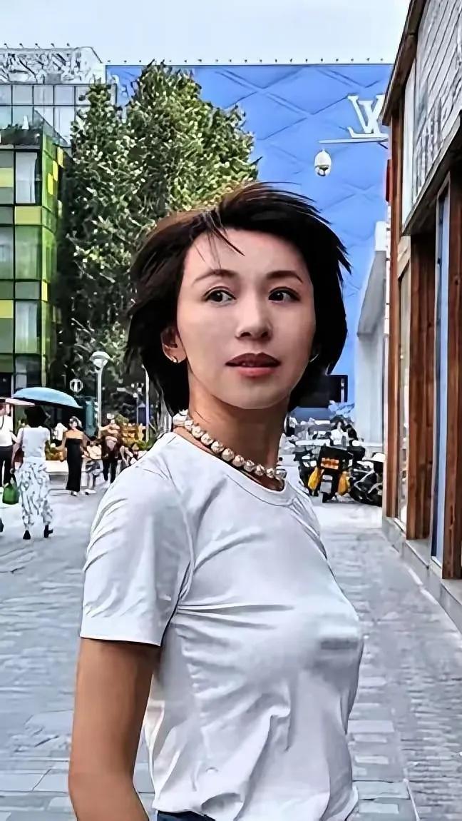 现在不少大龄未婚的女士都很崇拜欧阳夏丹的养老想法！     欧阳夏丹现在还是单身