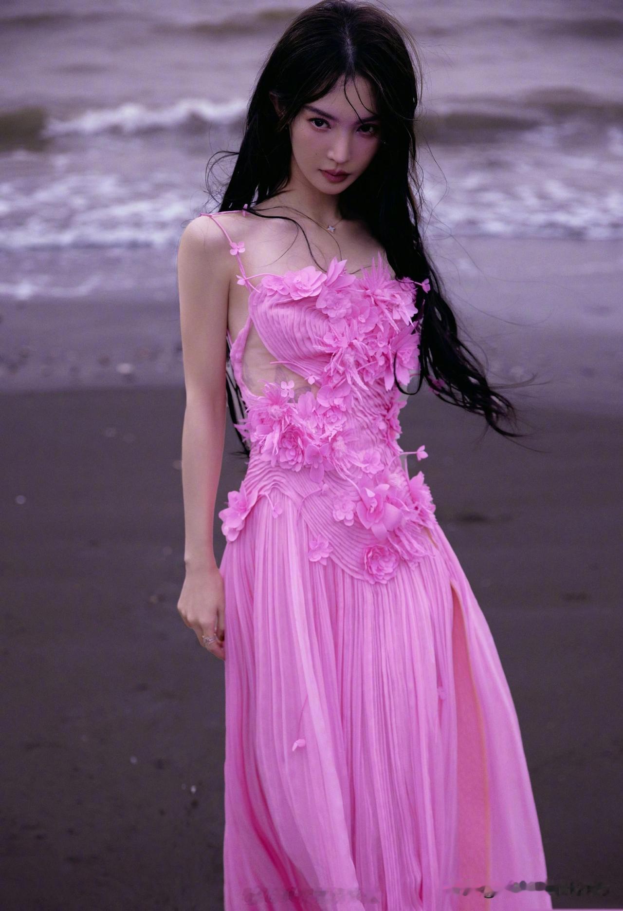 金晨海边动感美图