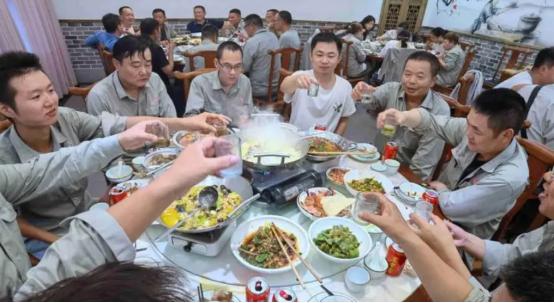 这操作太绝了！山东济南一包工头儿子结婚，单独邀请手下50个农民工，摆了5桌，每桌