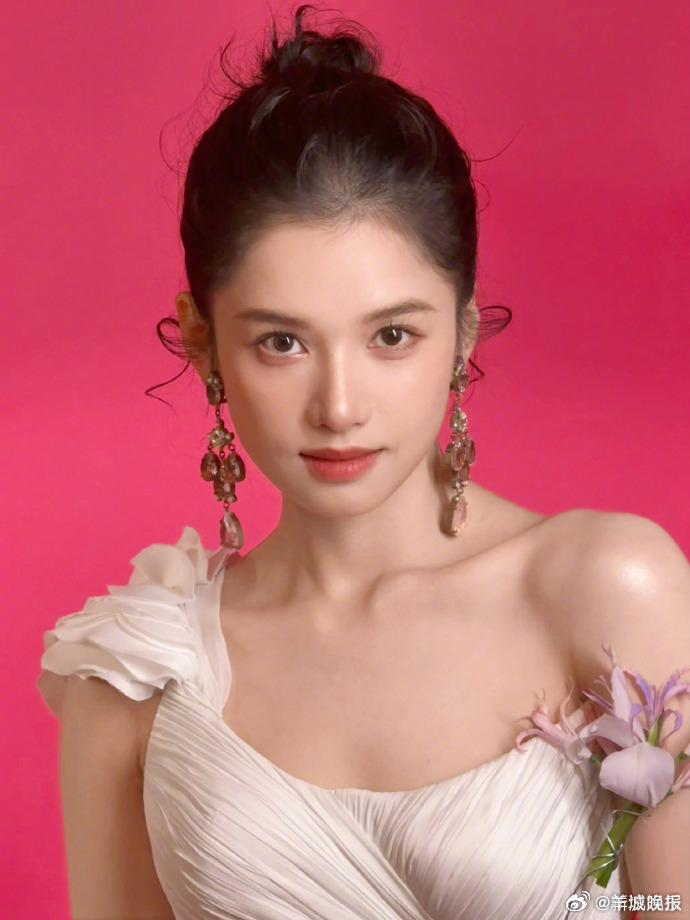 【女星耳环妆造大赏，谁的造型戳中了你？】无论是简单设计还是华丽夺目，耳环衬得她的