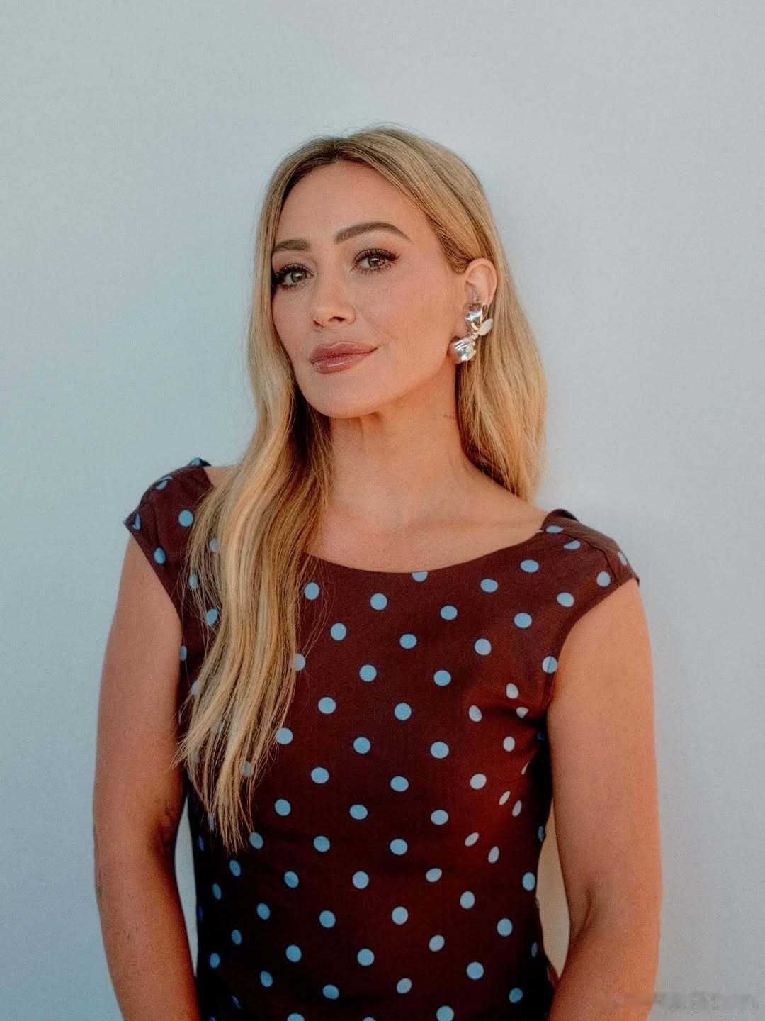 Hilary duff希拉里达芙之前出席apple music活动的妆造细节，笑