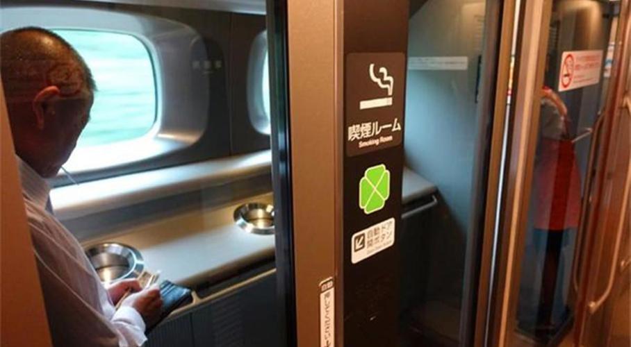 国内坐高铁严禁吸烟，到了日本新干线却一度能抽，这事儿听起来挺奇怪，其实两国高铁情