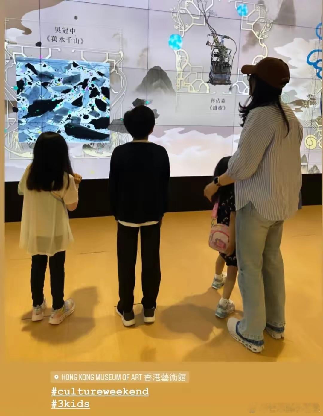 霍启刚郭晶晶带仨孩子看展，9岁霍中曦愈发稳重，像保护俩妹妹的“霸总” ​​​