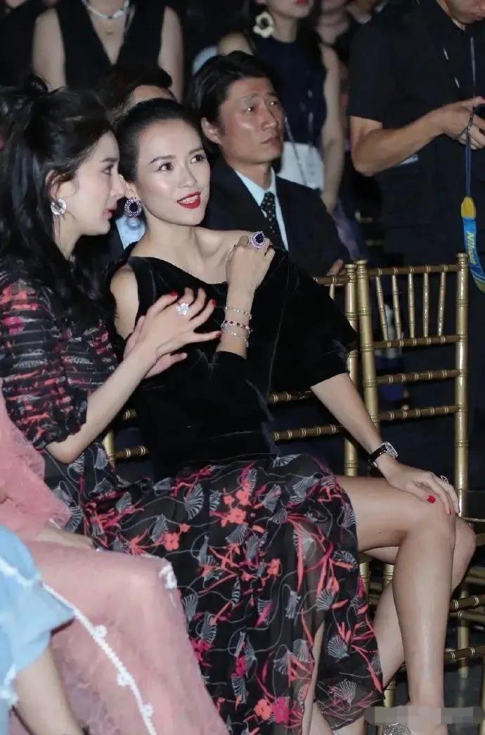 杨幂与章子怡同框的图片还是不多见的。图片中章子怡黑色长裙，水晶高跟鞋。一身珠光宝
