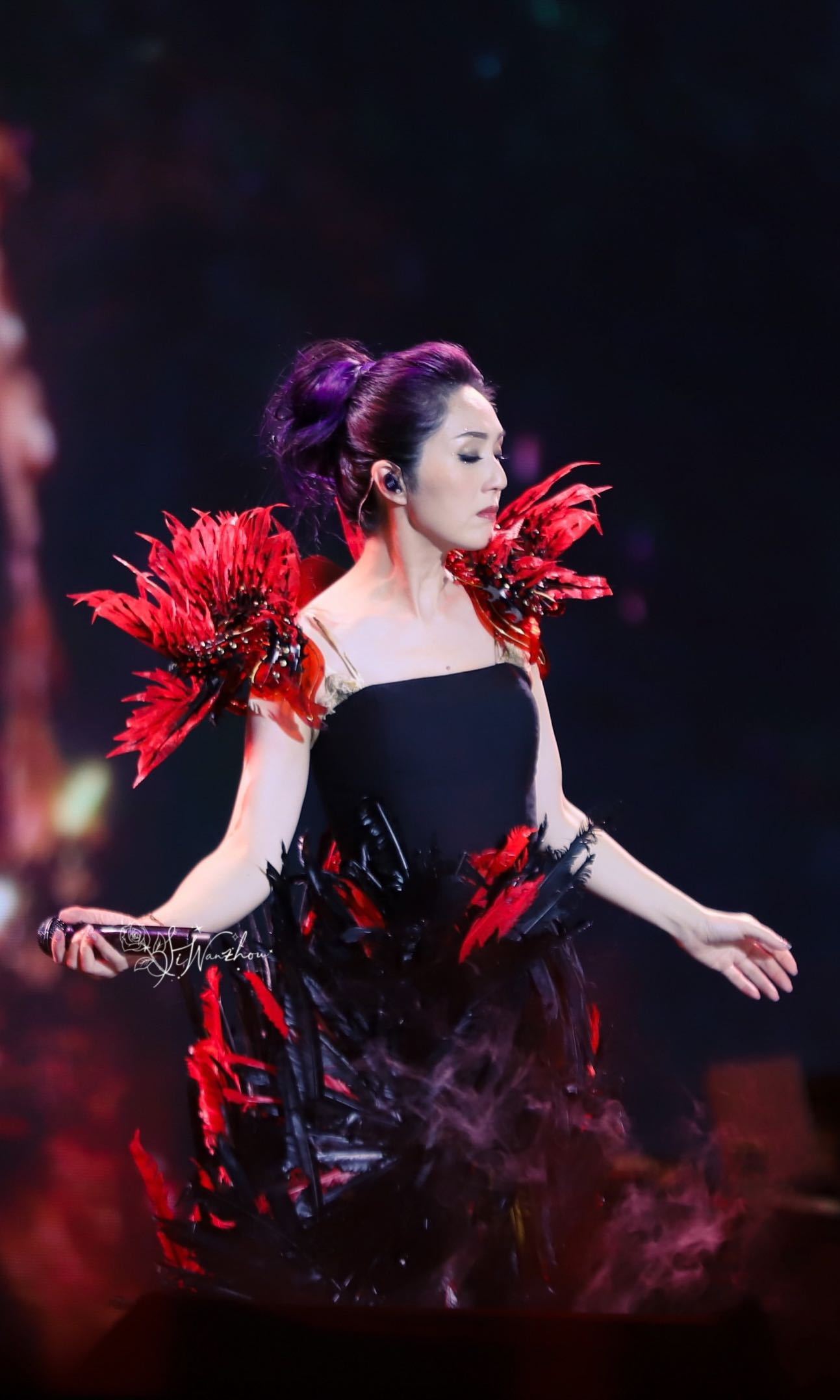 #杨千嬅演唱会像开盲盒#要说最有惊喜的演唱会，那一定是我们杨千嬅姐姐的了，每次演