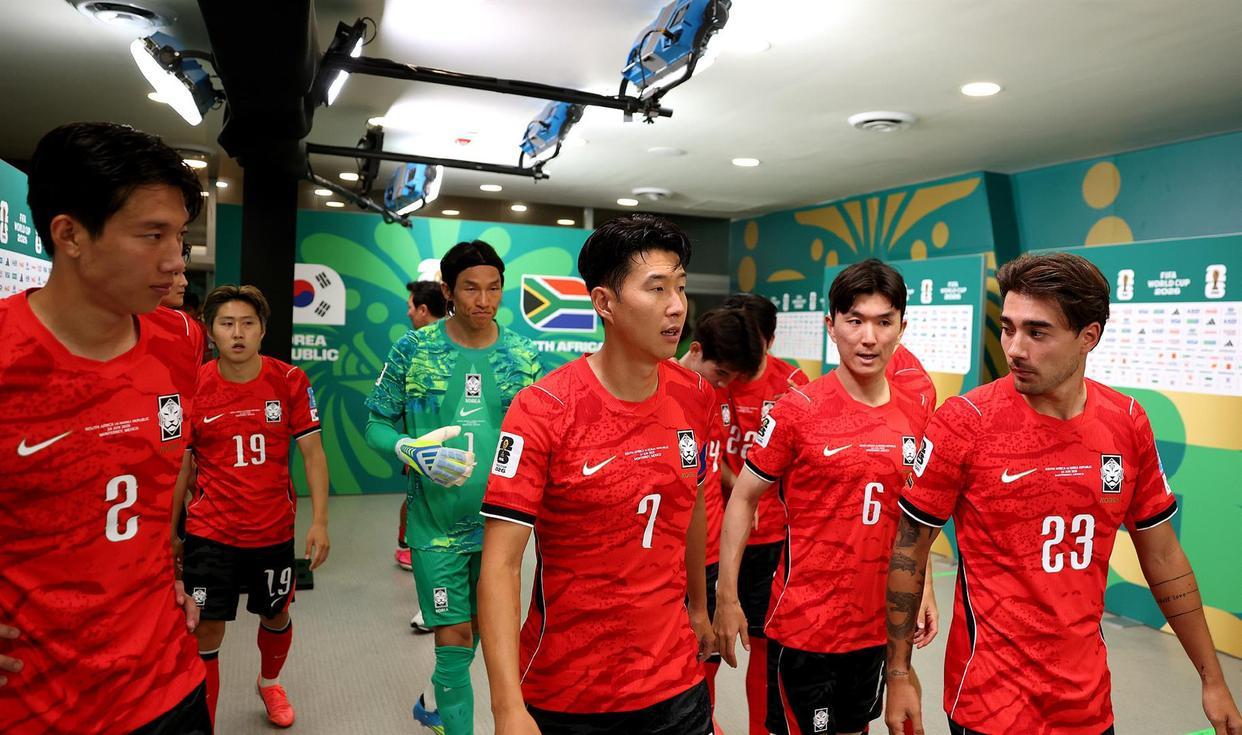 韩国队可真够惨了，
世界杯被淘汰了不说，
6月30日回国时将受到

不接机、不办