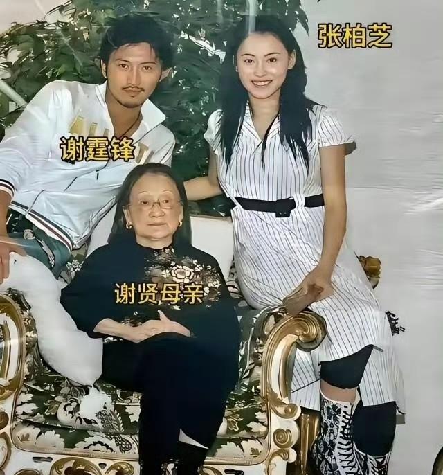 前几天刷手机，无意间看到一张老照片。2007年的，谢霆锋和张柏芝，在温哥华，中间