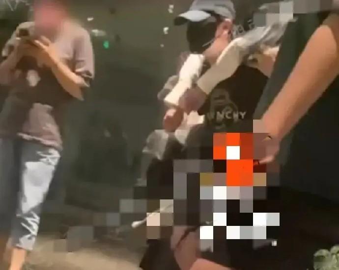 狗仔刘大锤爆料，黄晓明和姜文等大佬聚餐后，从包间背着一个醉的不省人事的女生出来，