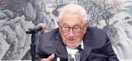 万万没想到，基辛格曾经预言称：俄乌最先耗干的不是俄乌美，而是一个意想不到的国家？