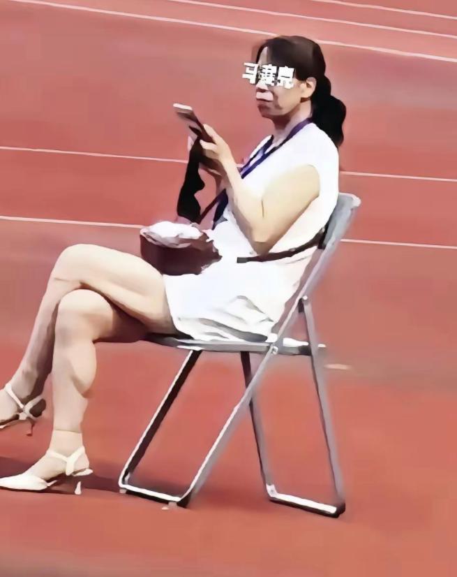 不用为她狡辩！甘肃平凉奏国歌被“焊死”在椅子上的当事女子，不是残疾人，不聋不瞎也