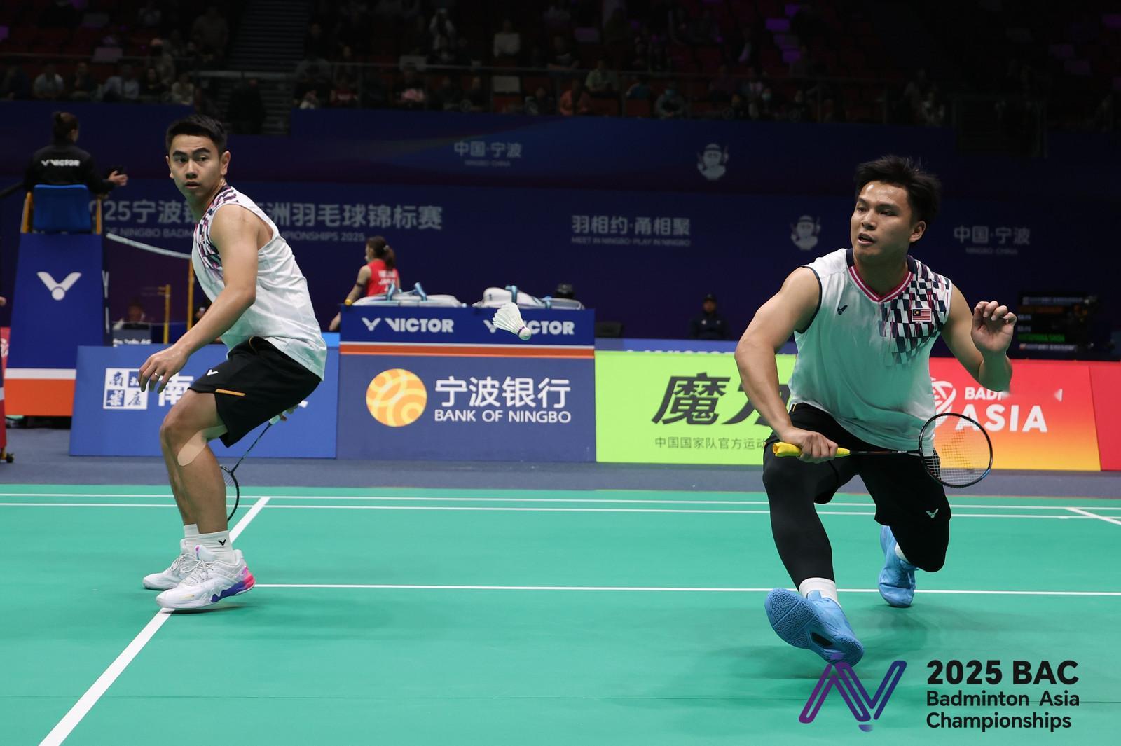 吴世飞/伊祖丁🇲🇾 12-21、21-11、22-20 🇮🇩阿迪安托/雅