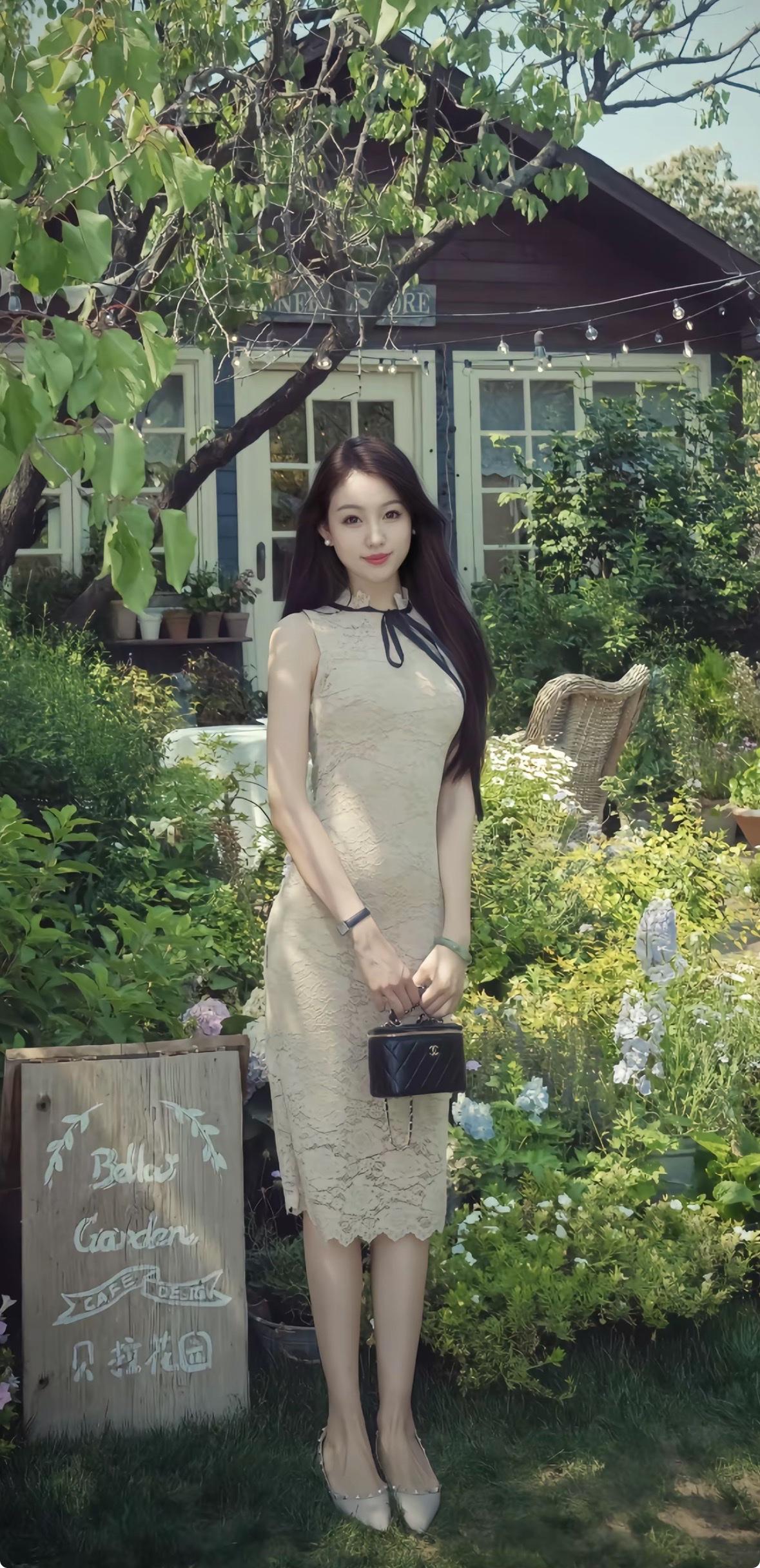 夏日穿上优雅的蕾丝连衣裙，那感觉就像走进了梦幻世界。蕾丝的轻柔质感，贴在皮肤上，