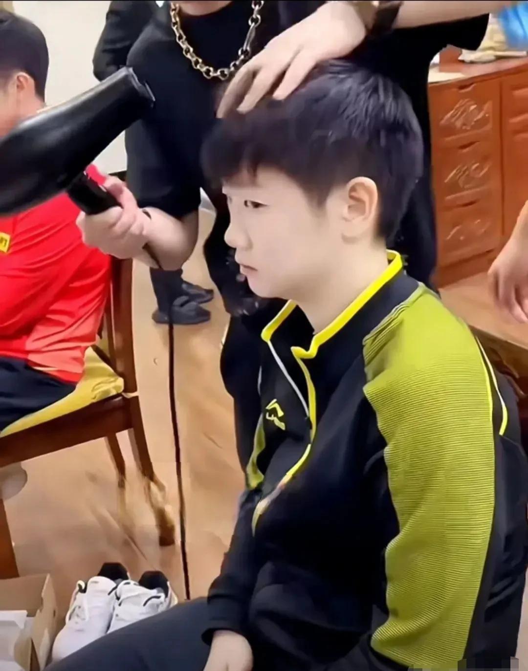 刚回国休息，莎莎新一轮剪发开始了
每次出发比赛前都要把头发修剪修剪，头发短了，看